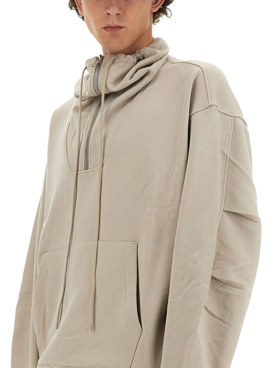 ZIP SWEATSHIRT.