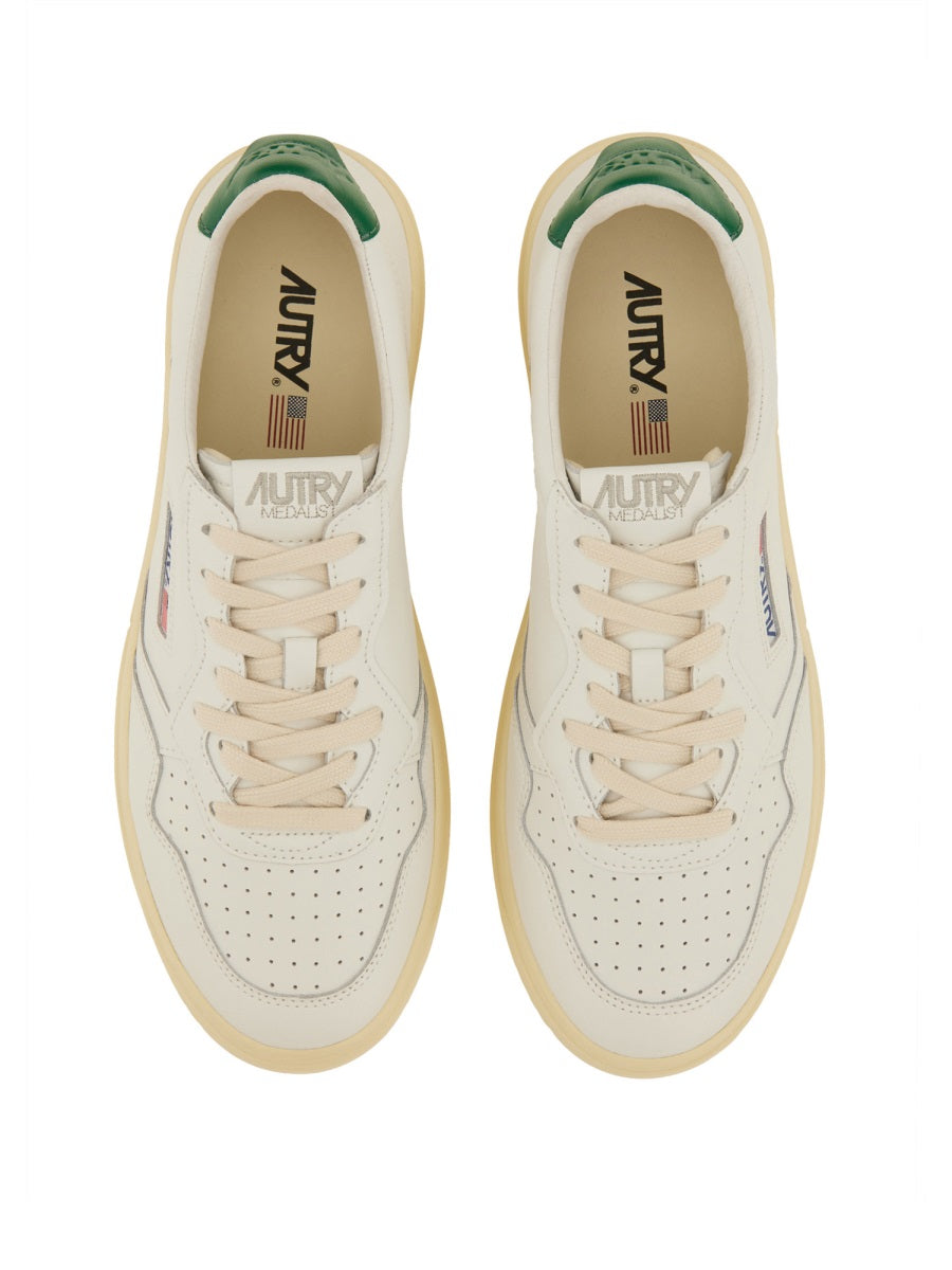 MEDALIST LOW SNEAKER