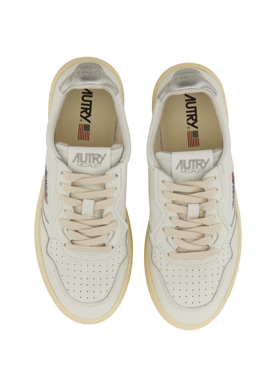 MEDALIST LOW SNEAKER