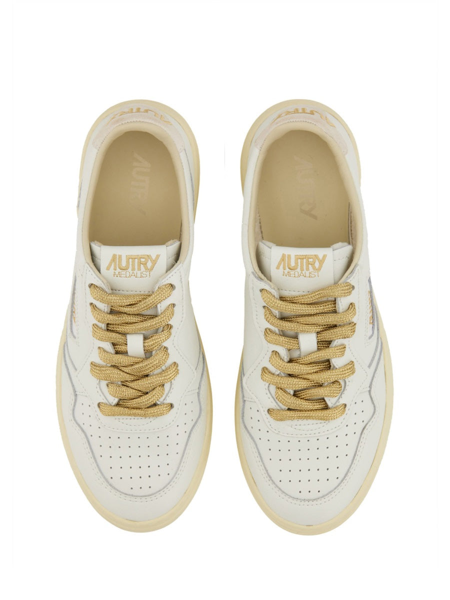 MEDALIST LOW SNEAKER