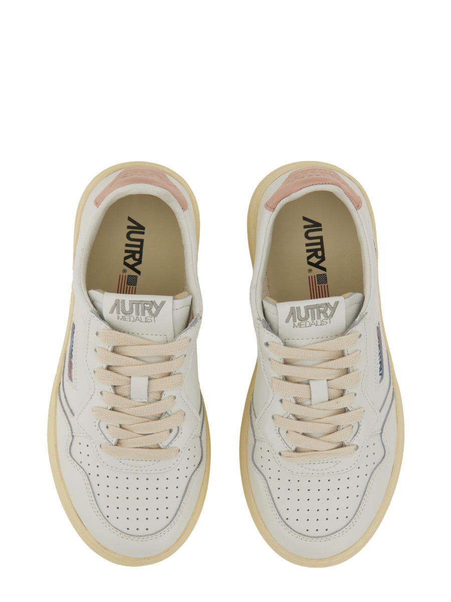 MEDALIST LOW SNEAKER