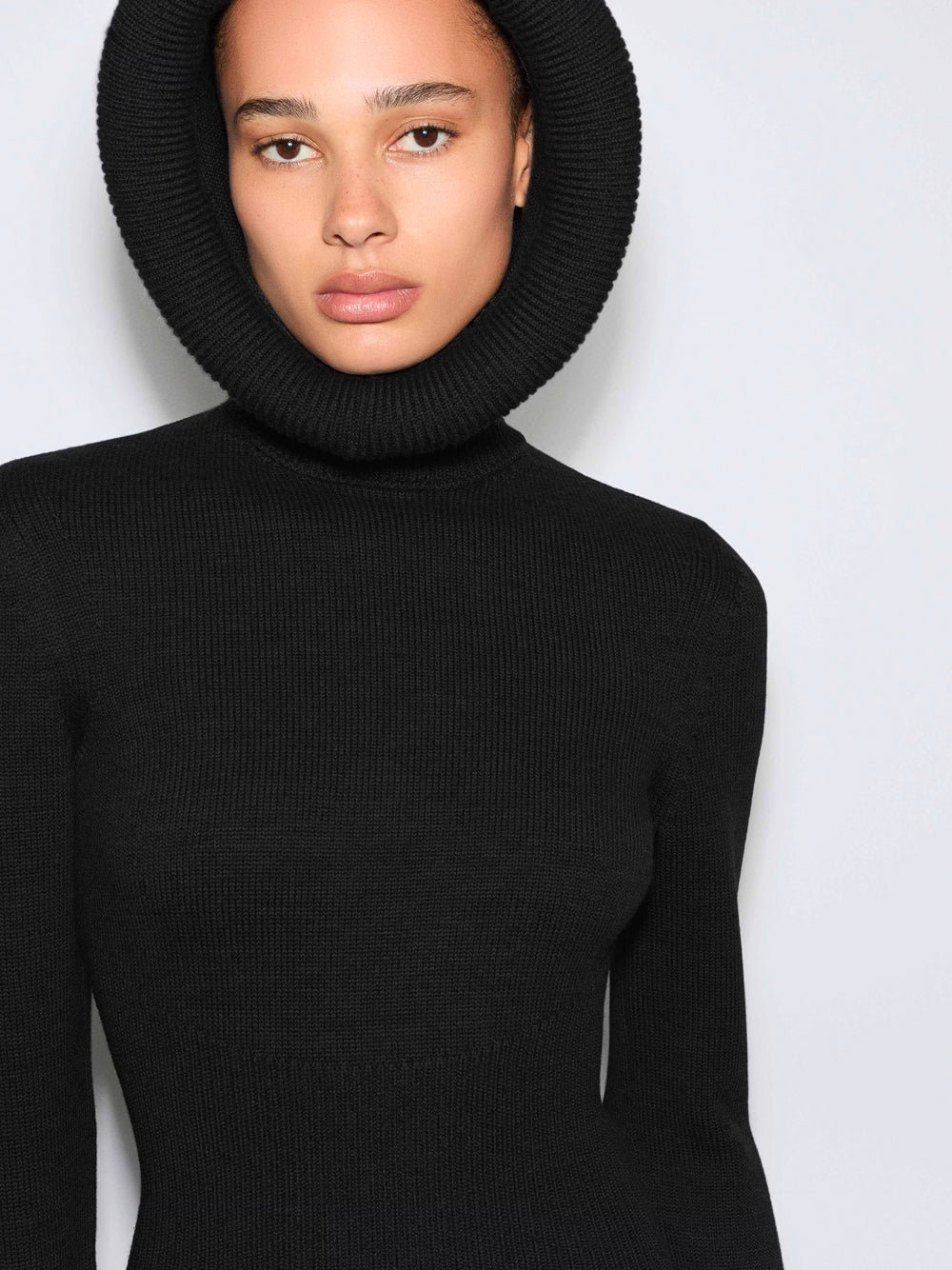 MAGLIONE A COSTINE CON CAPPUCCIO SCULTURALE