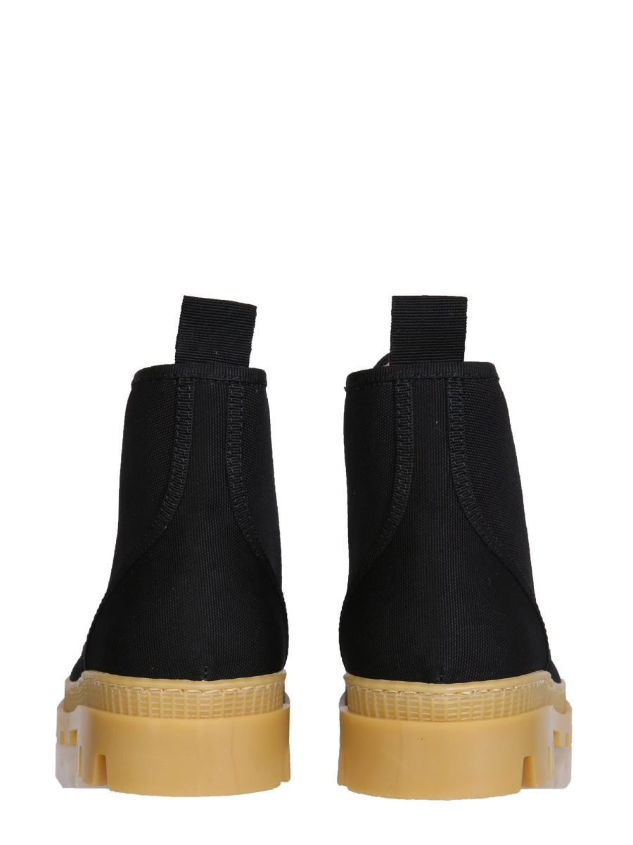 HIKING BOOT