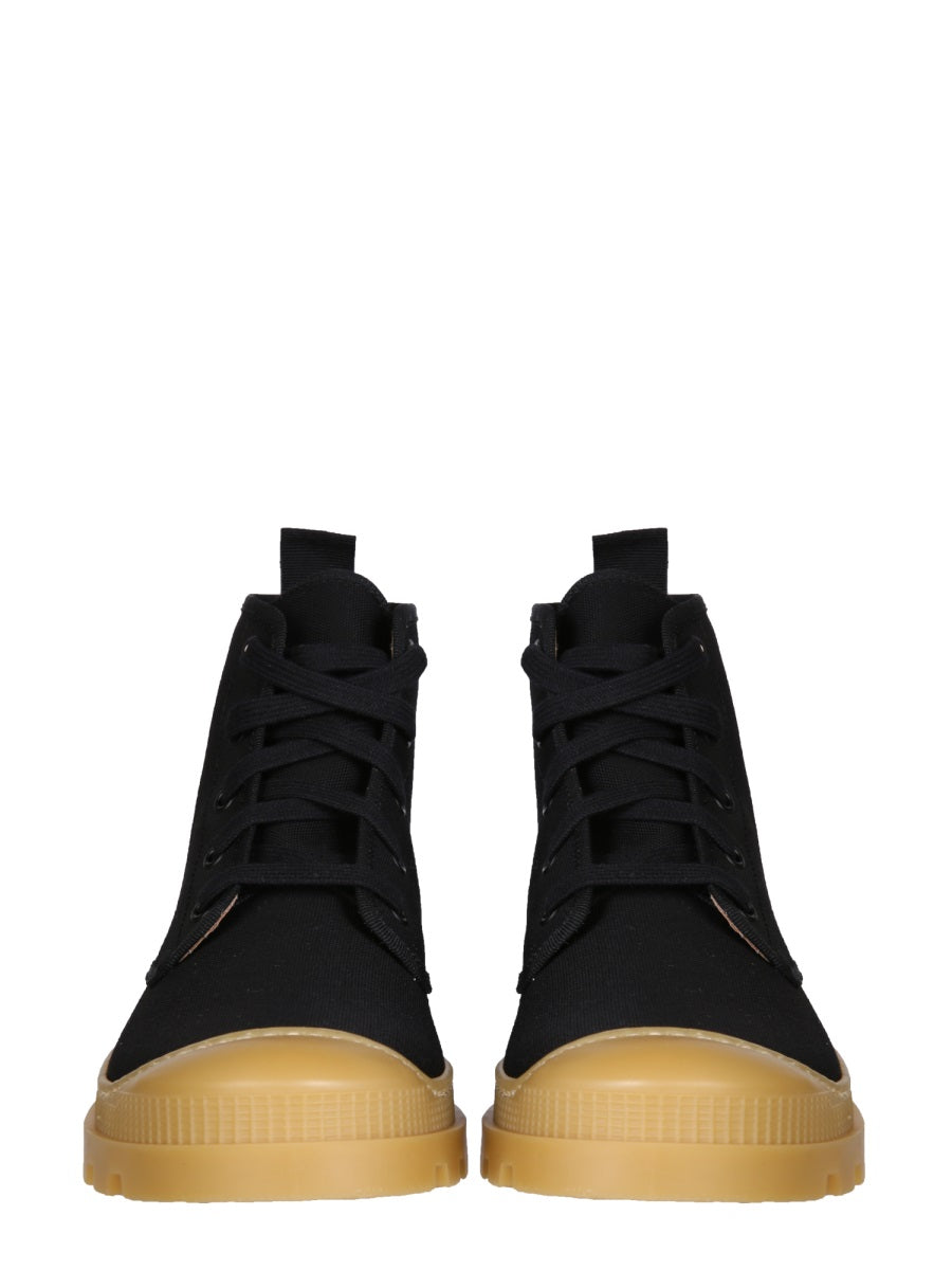 HIKING BOOT