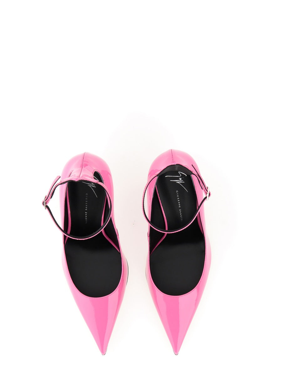 PATENT LEATHER PUMPS