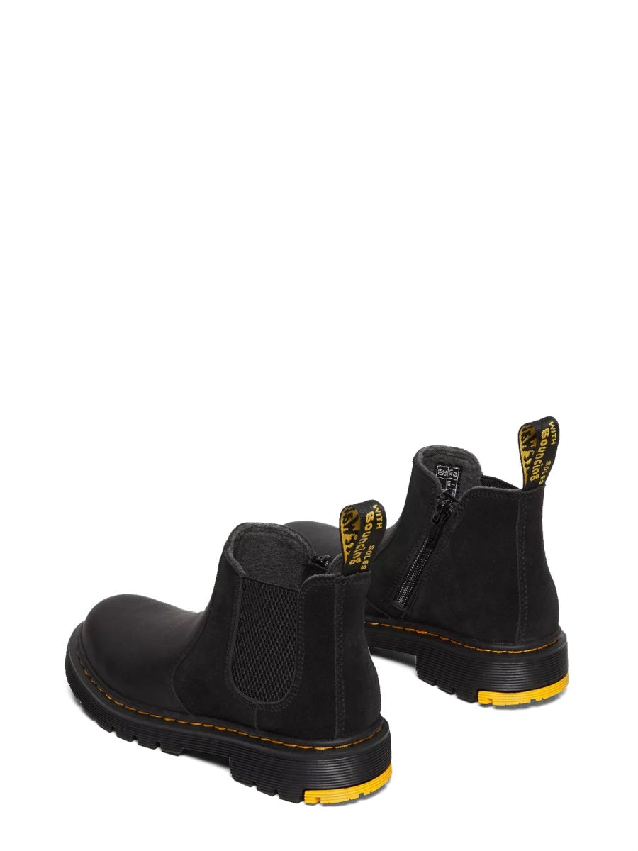 CHELSEA BOOTS.