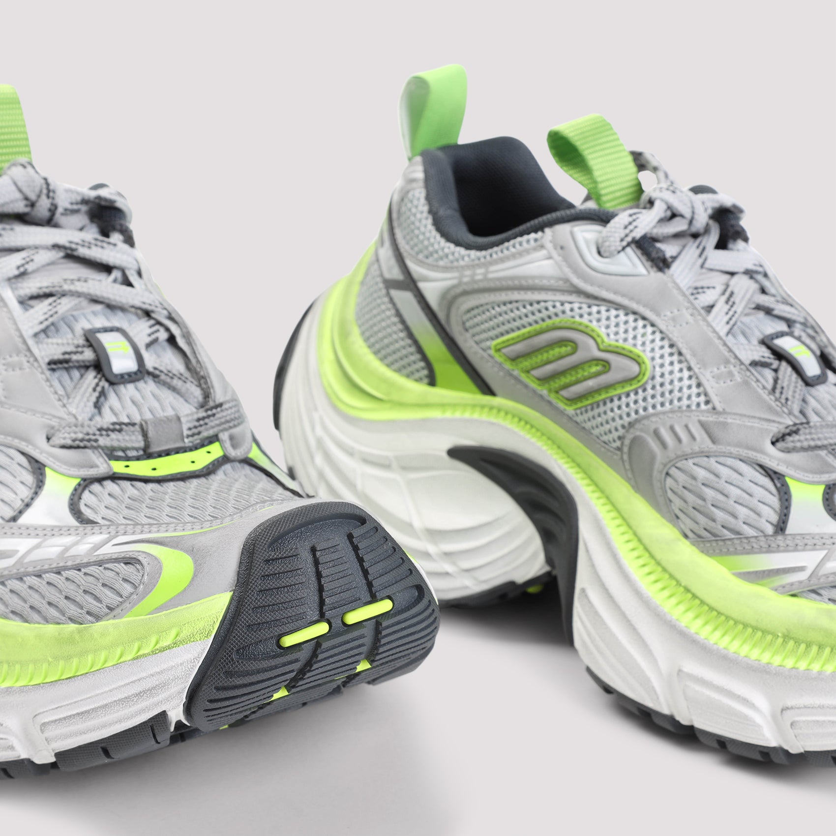 6XL Sneakers