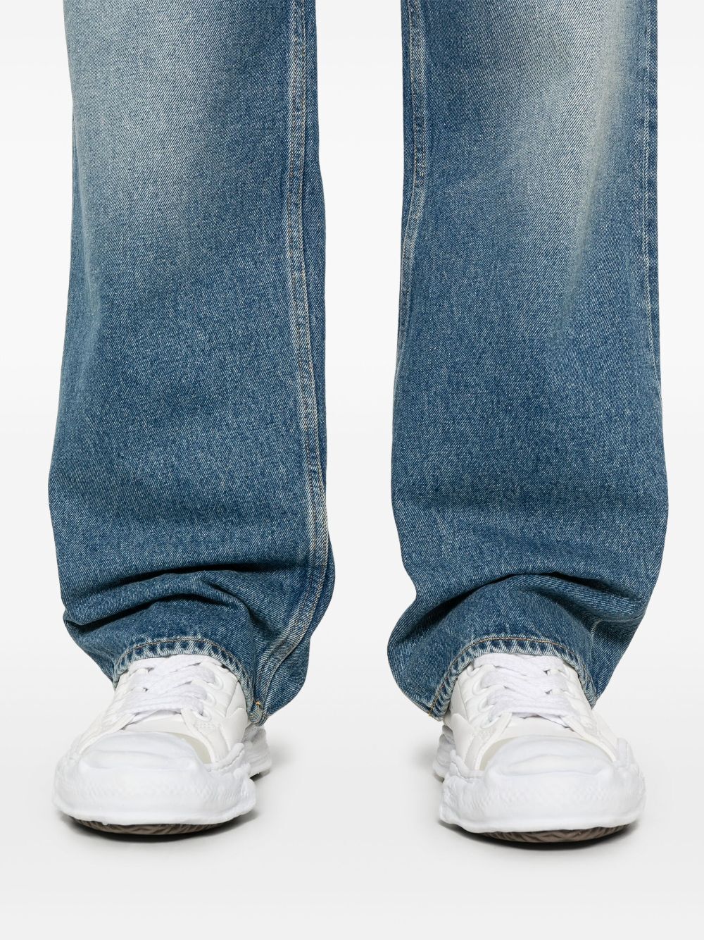 MEDIUM WASH LOOSE SKATER-STYLE JEANS