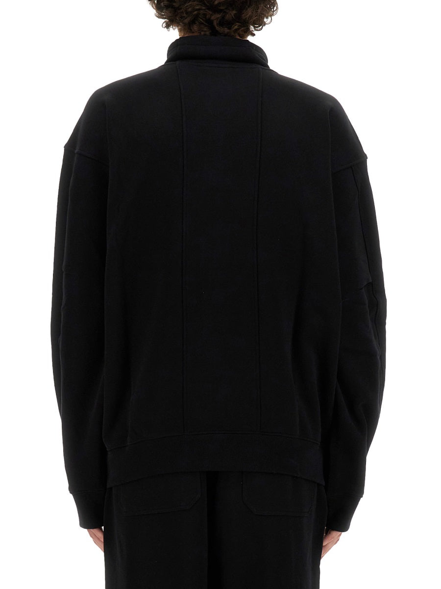 ZIP SWEATSHIRT.