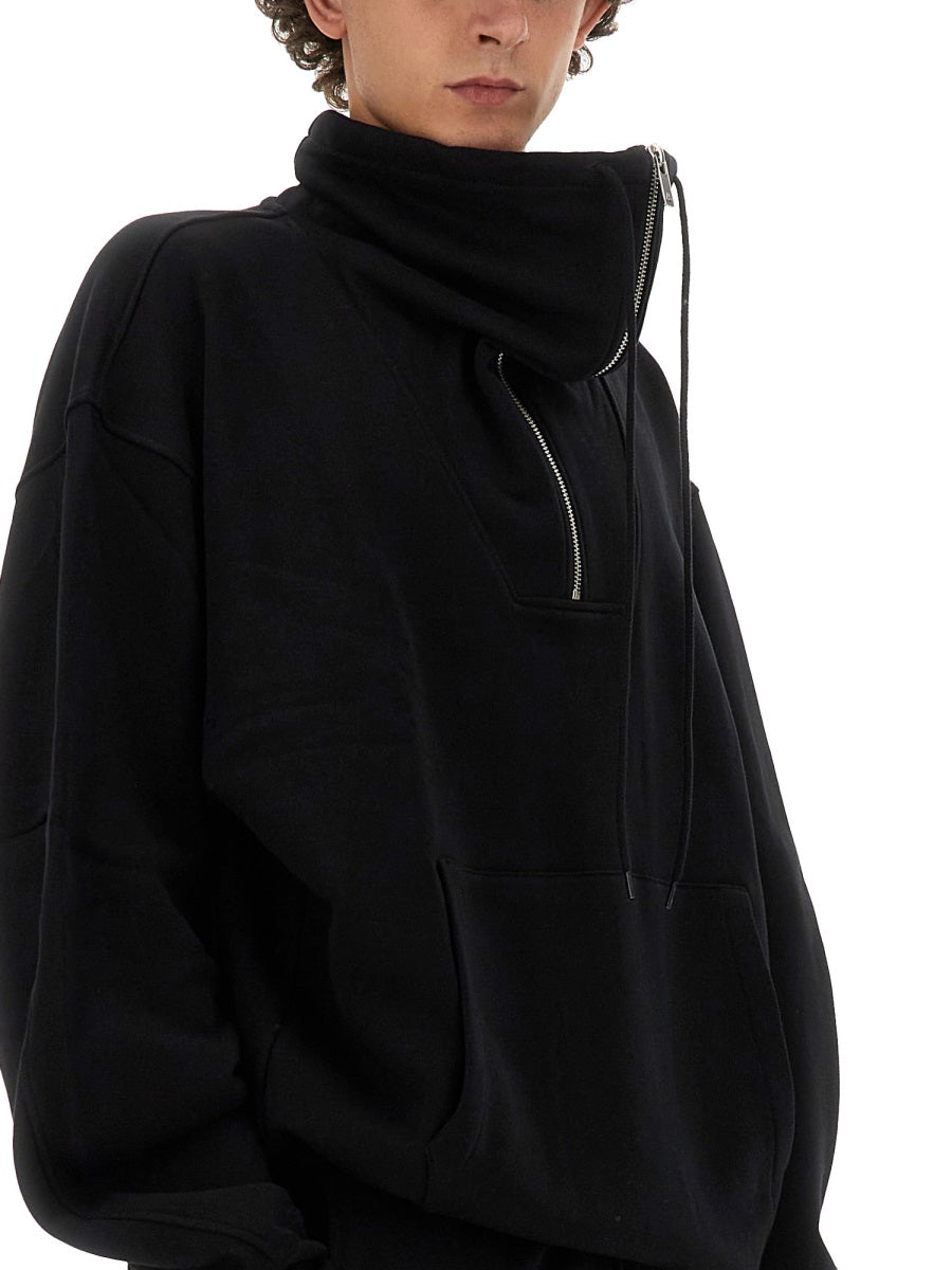 ZIP SWEATSHIRT.