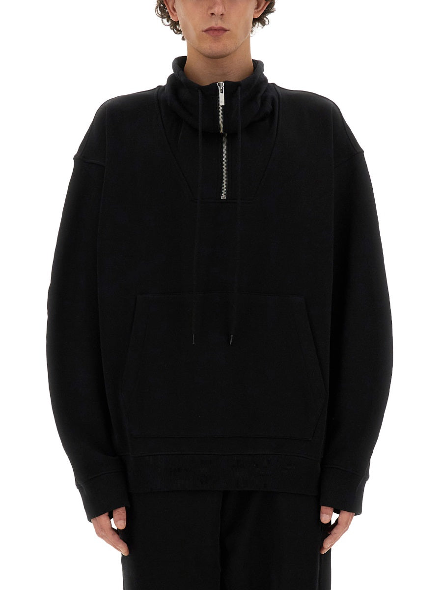 ZIP SWEATSHIRT.