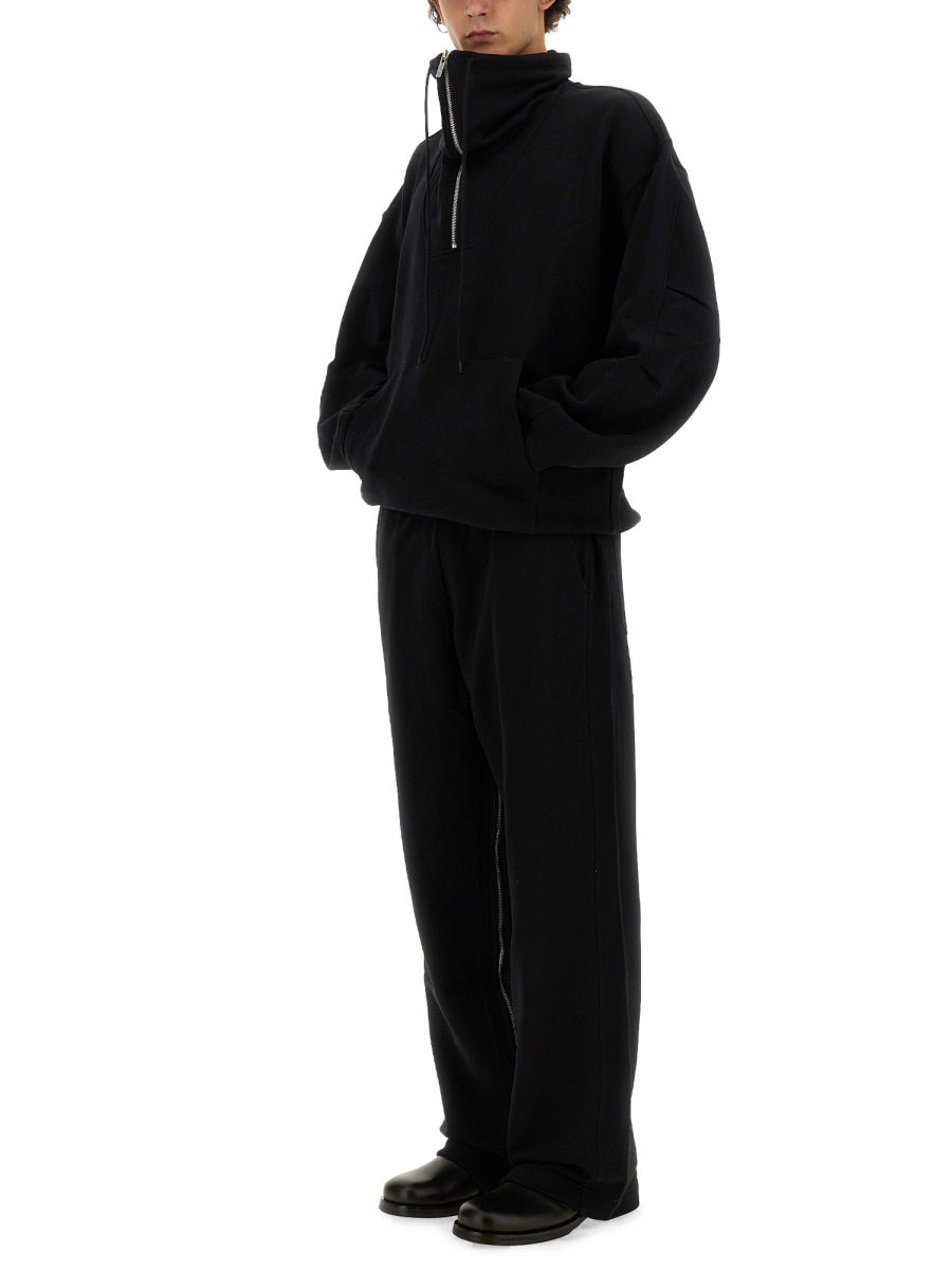 ZIP SWEATSHIRT.