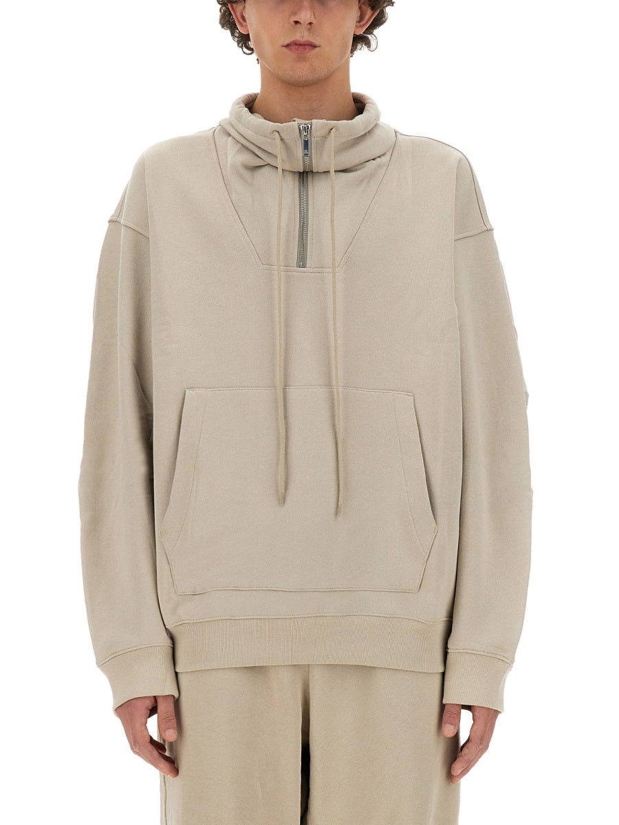 ZIP SWEATSHIRT.