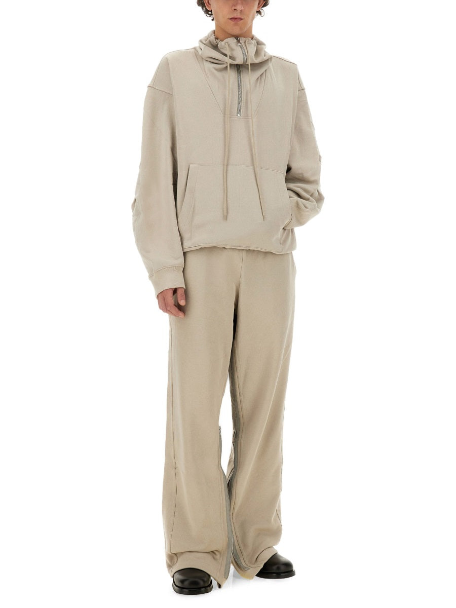 ZIP SWEATSHIRT.