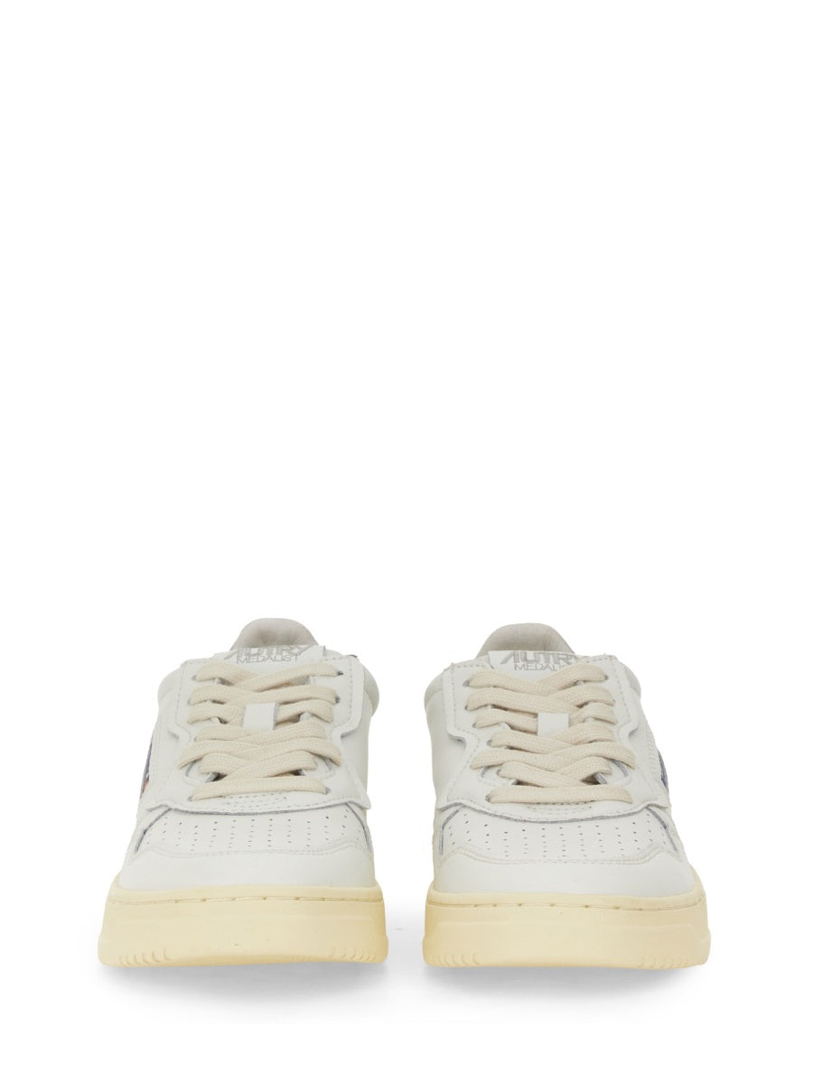 MEDALIST LOW SNEAKER