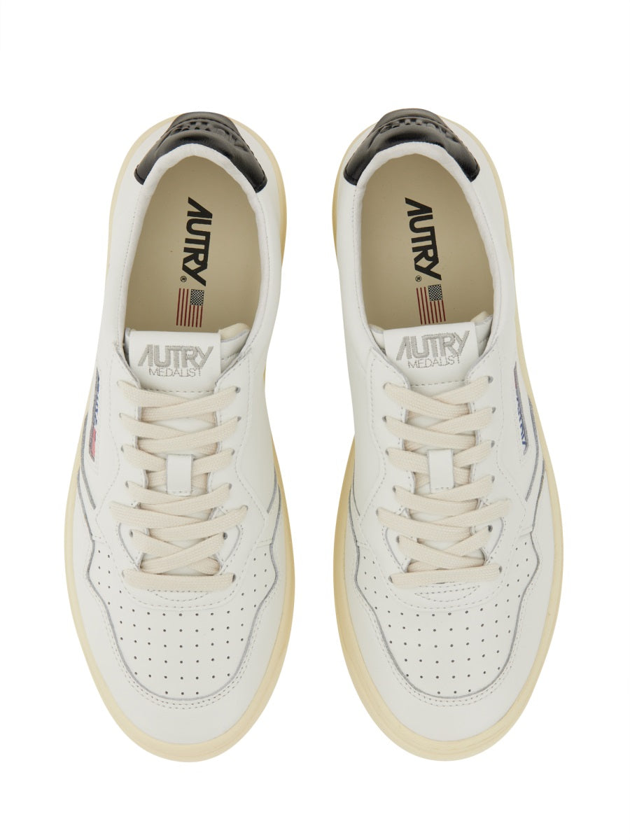 SNEAKER MEDALIST LOW