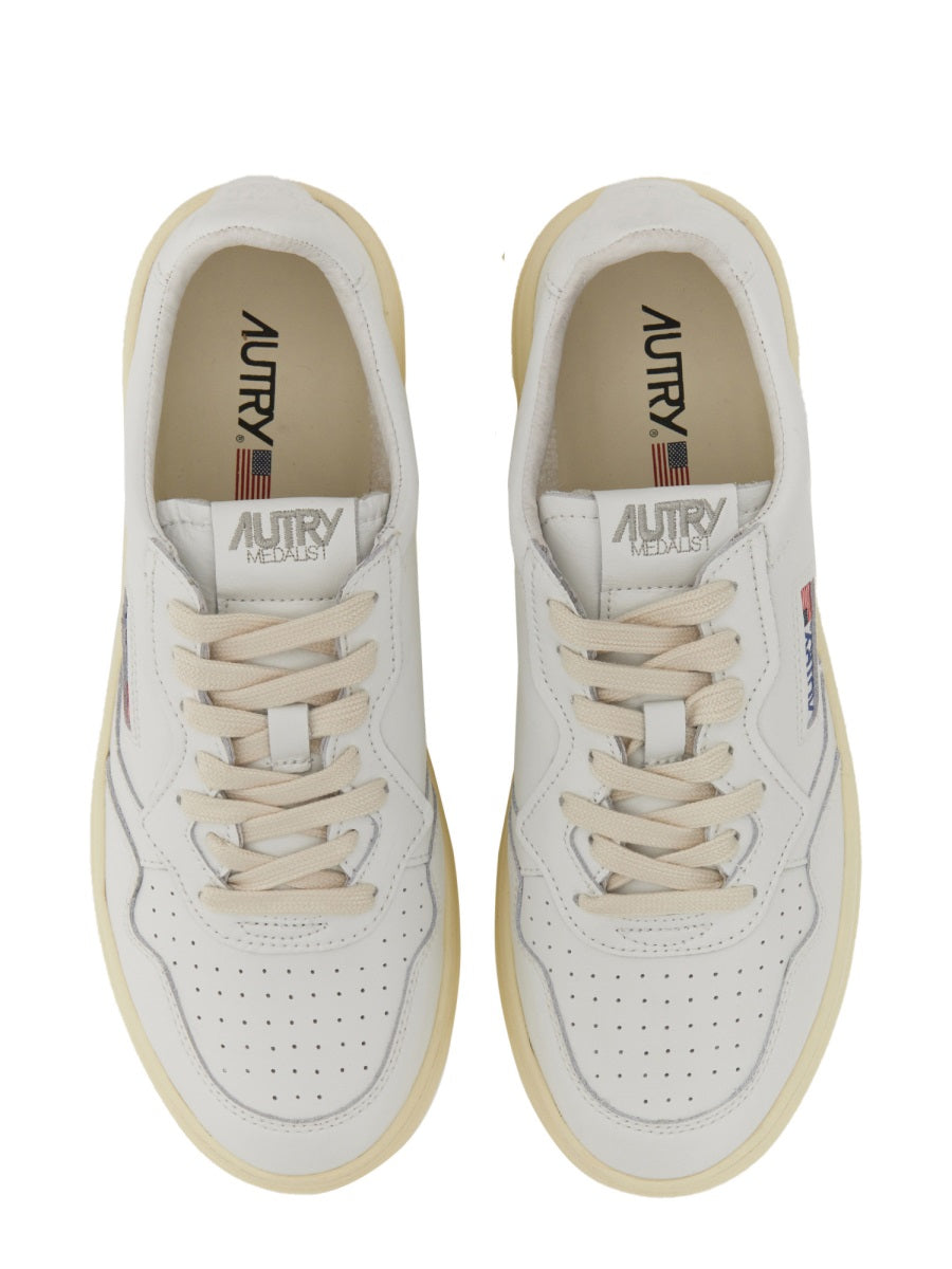 MEDALIST LOW SNEAKER
