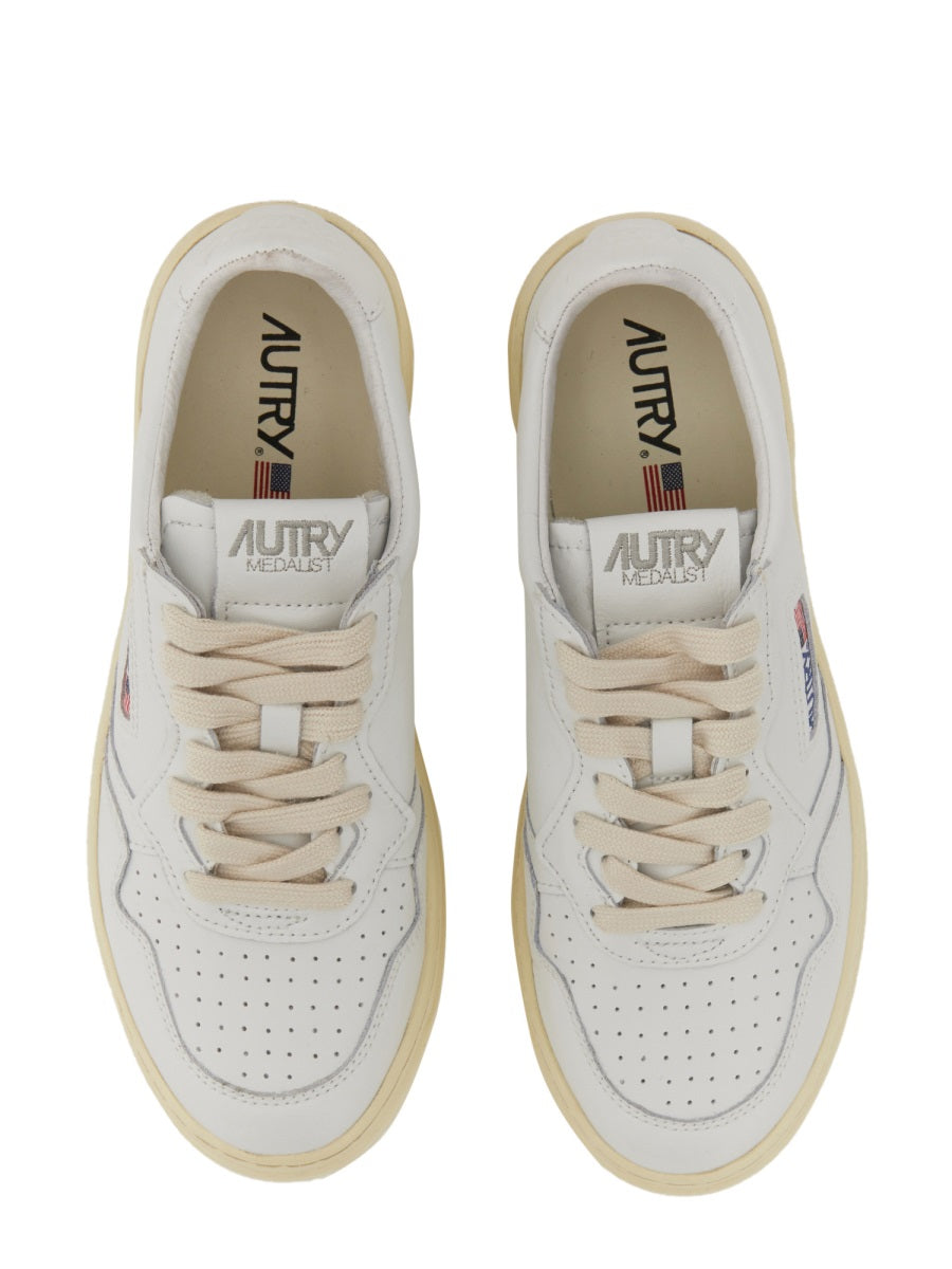 MEDALIST LOW SNEAKER