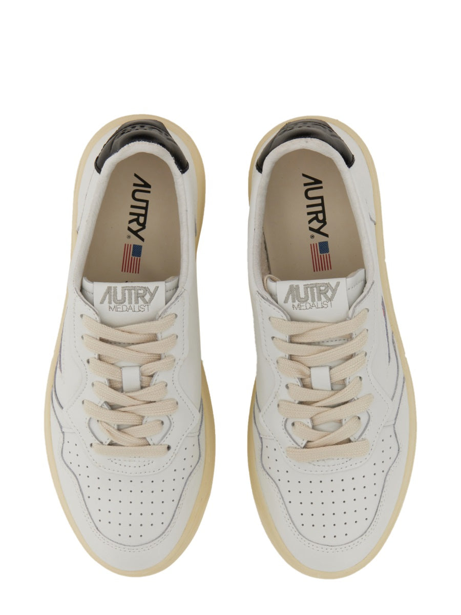 MEDALIST LOW SNEAKER