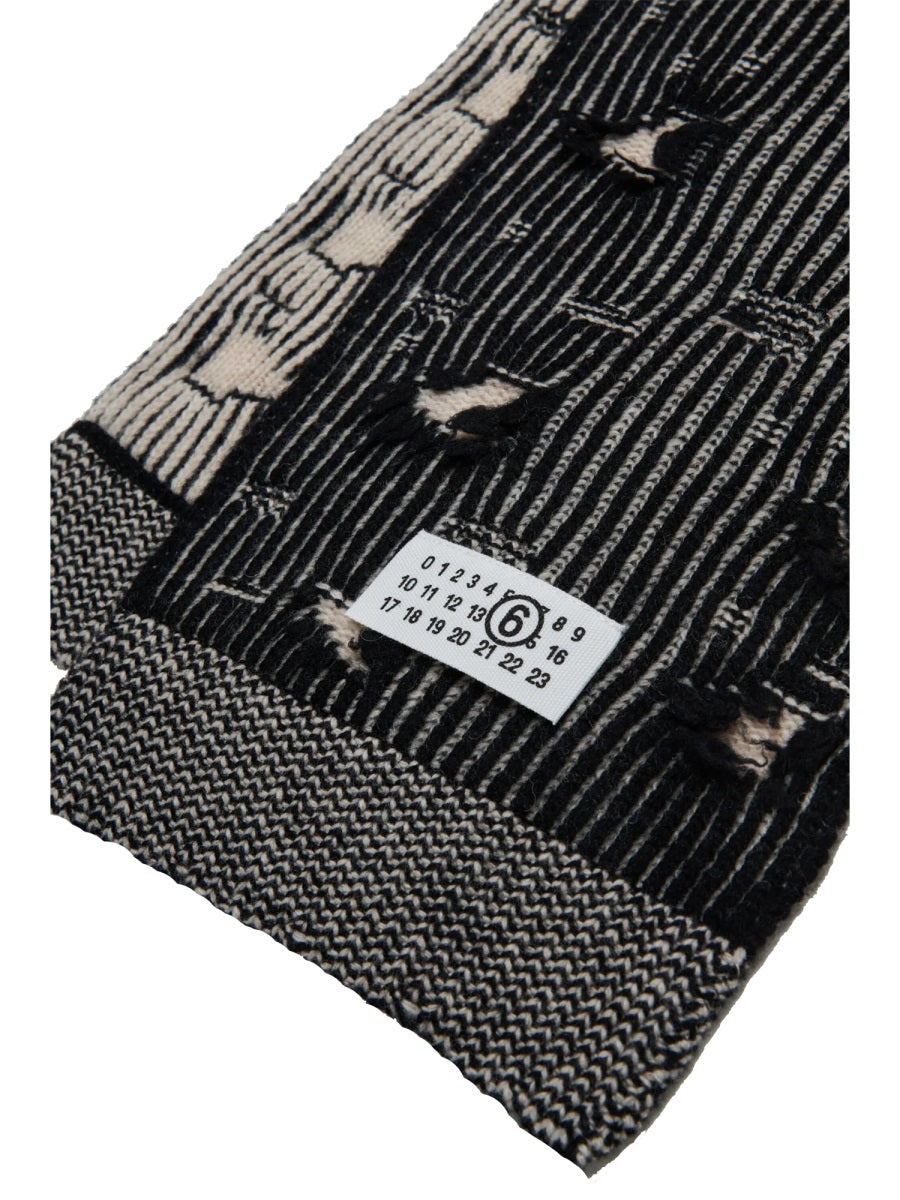 SCARF WITH LOGO