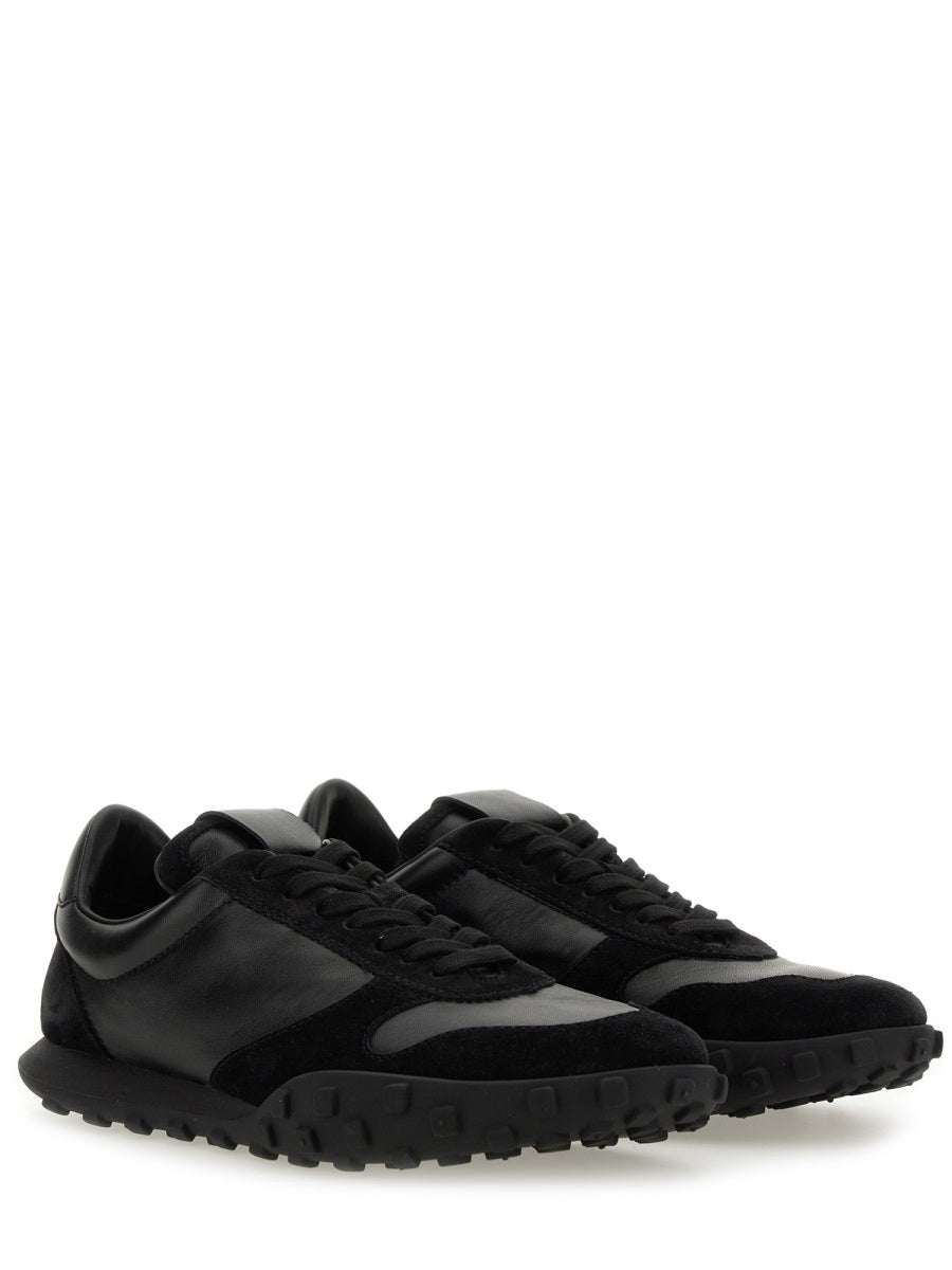 LOW TOP SNEAKER