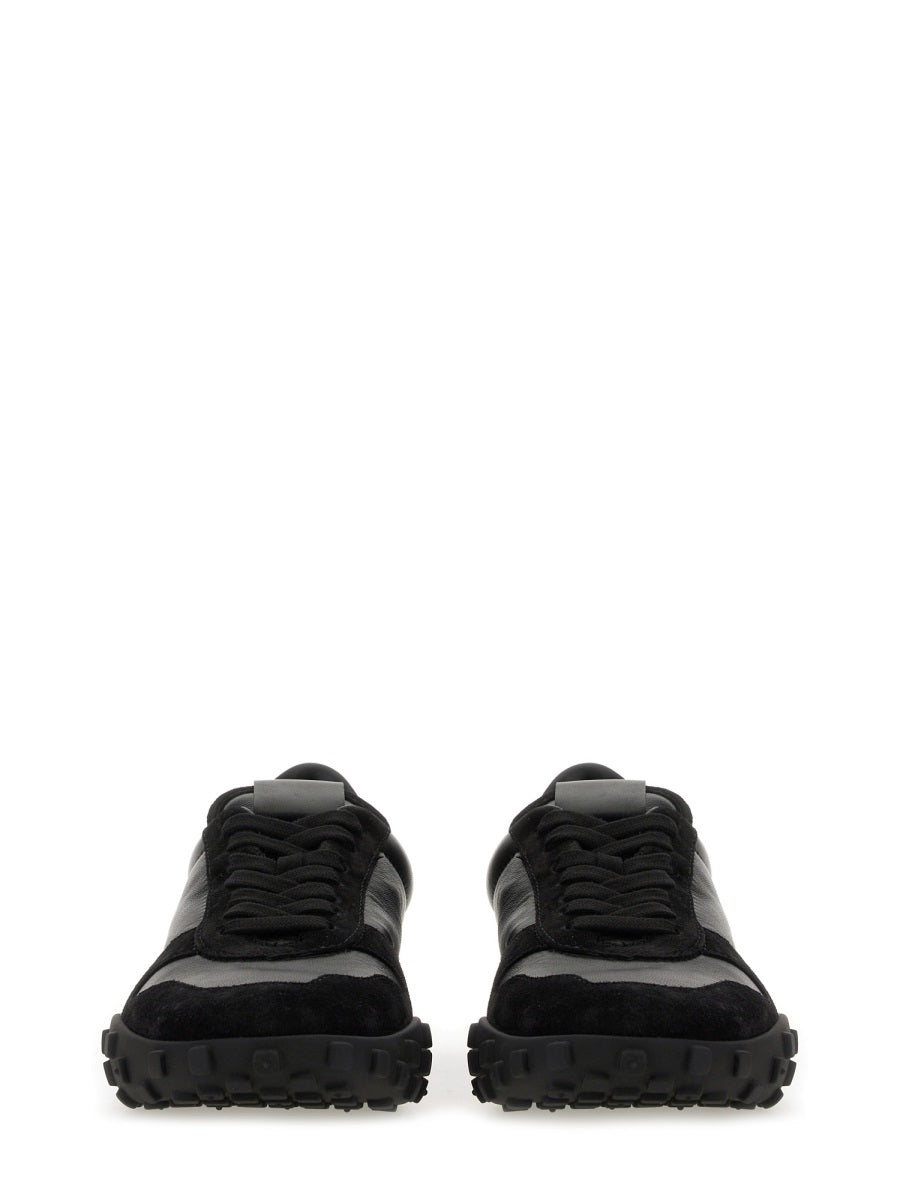 LOW TOP SNEAKER