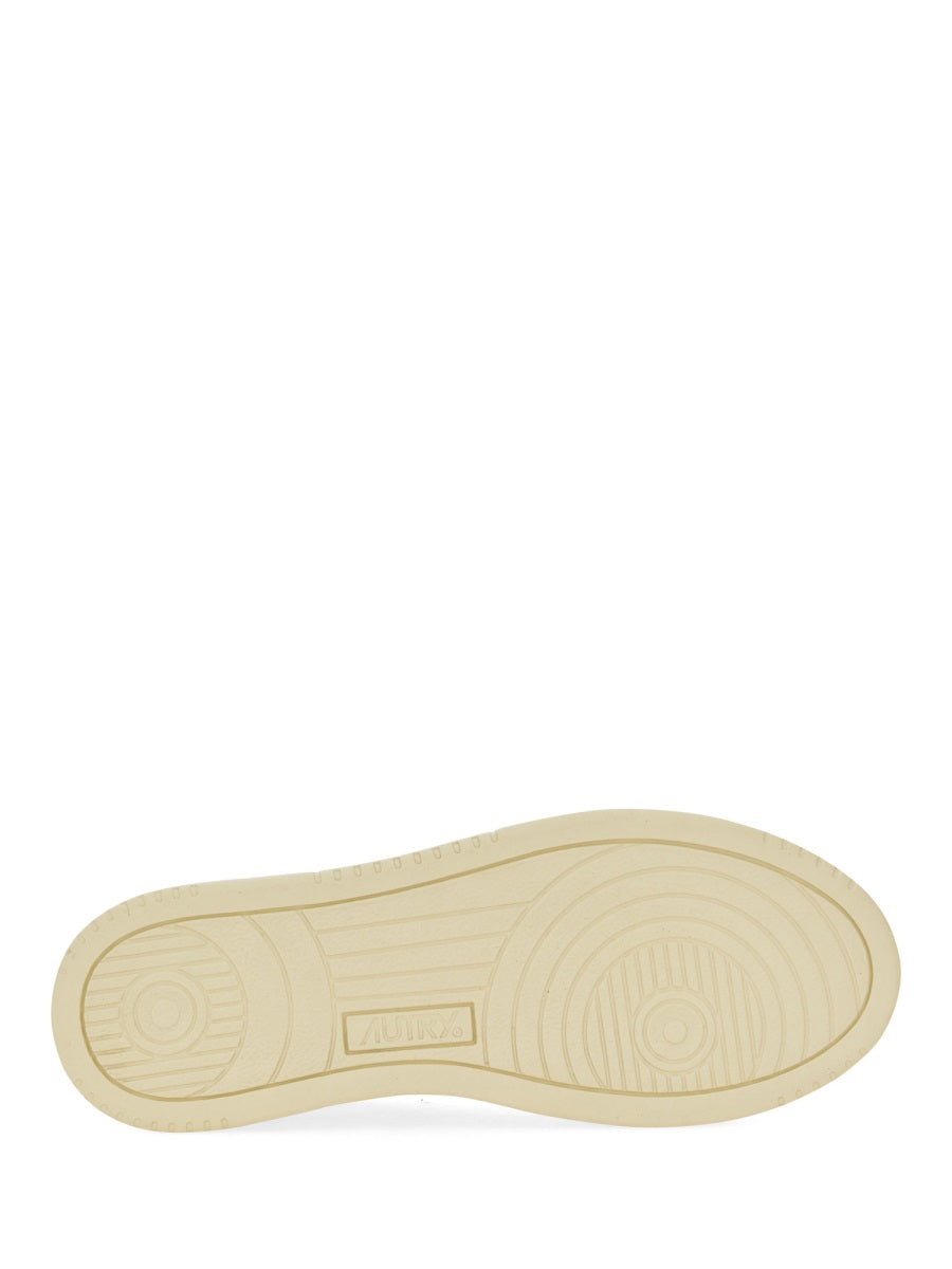 MEDALIST LOW SNEAKER