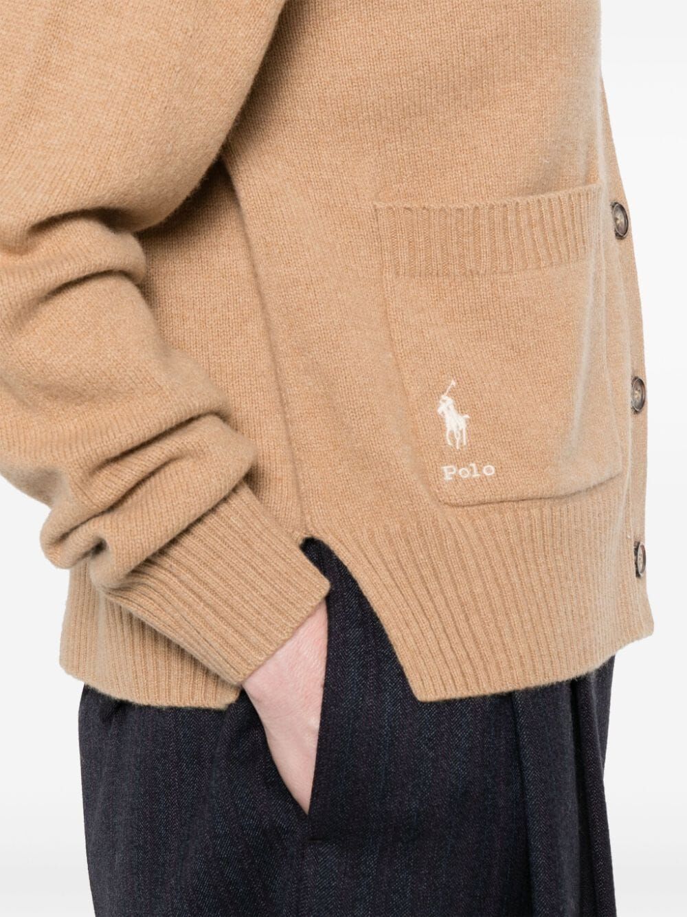 CARDIGAN IN LANA CON SPALLA SCESA