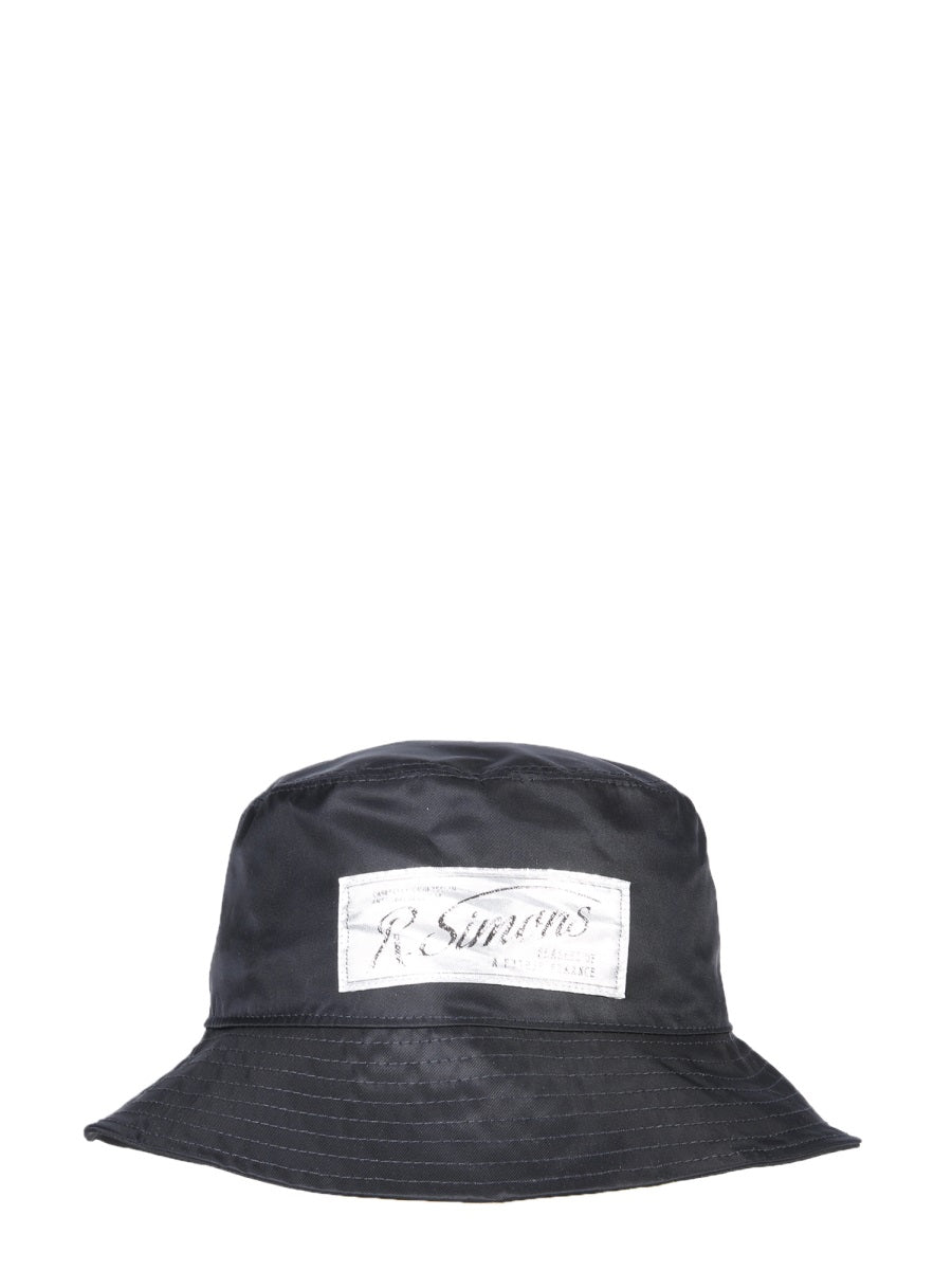REVERSIBLE BUCKET HAT