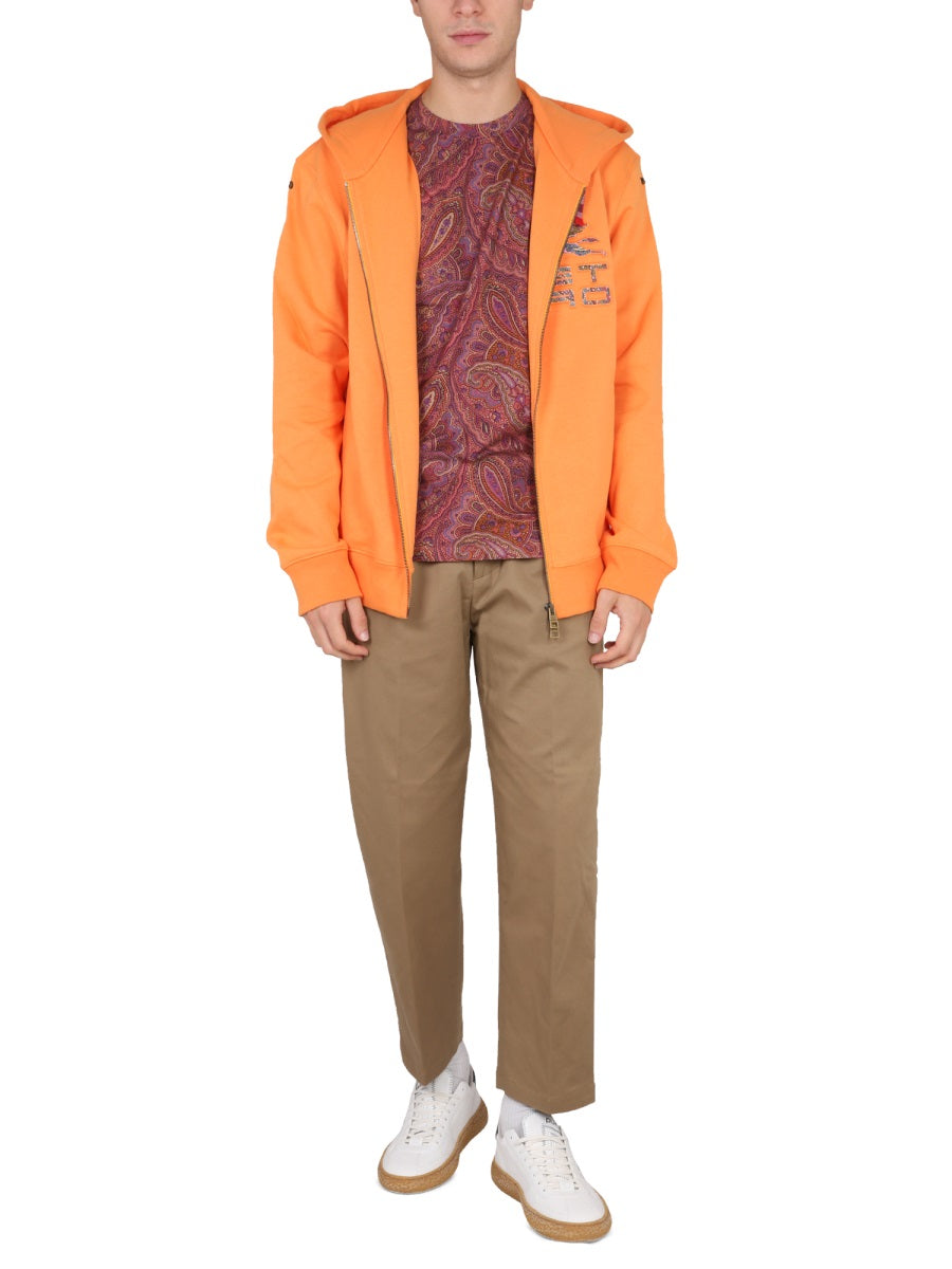 ZIP SWEATSHIRT.