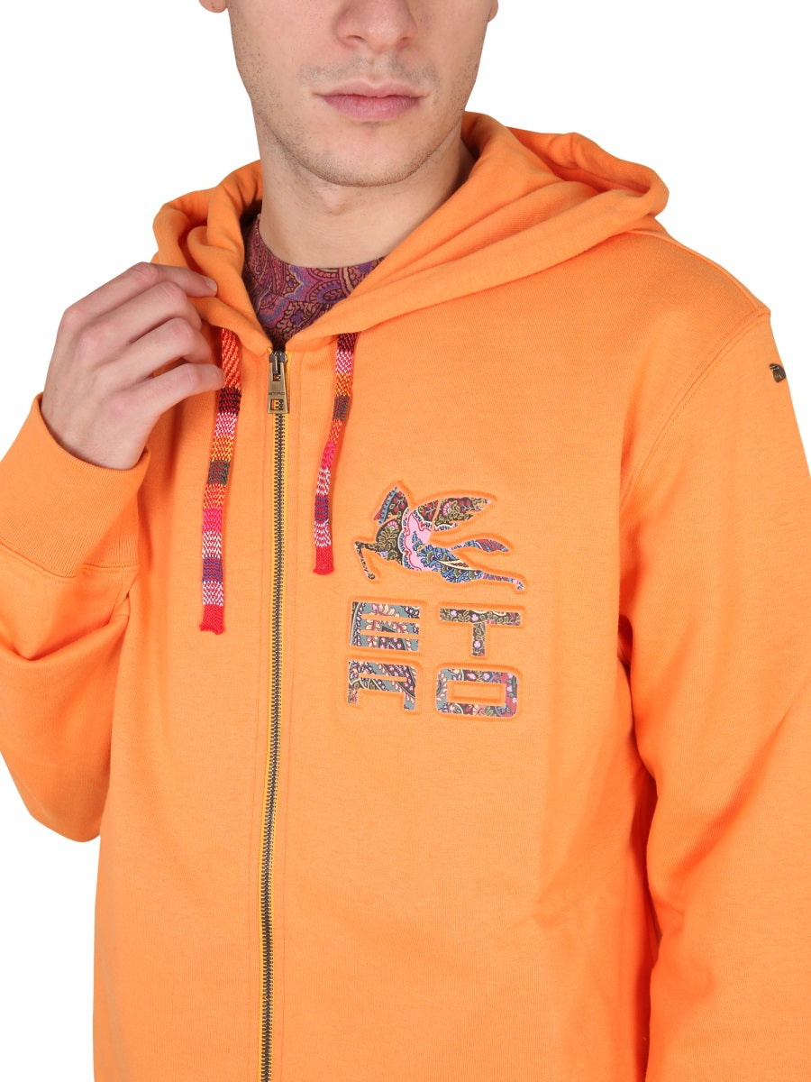 ZIP SWEATSHIRT.