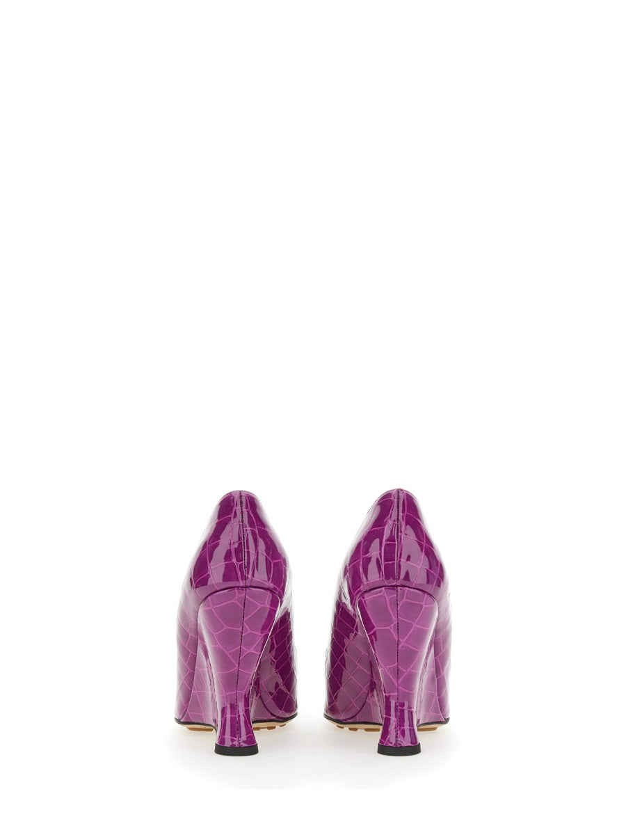 POINTED DECOLLETE