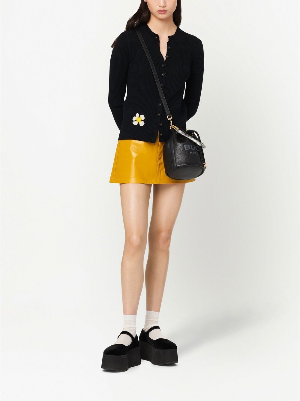 THE LEATHER MEDIUM BUCKET BAG