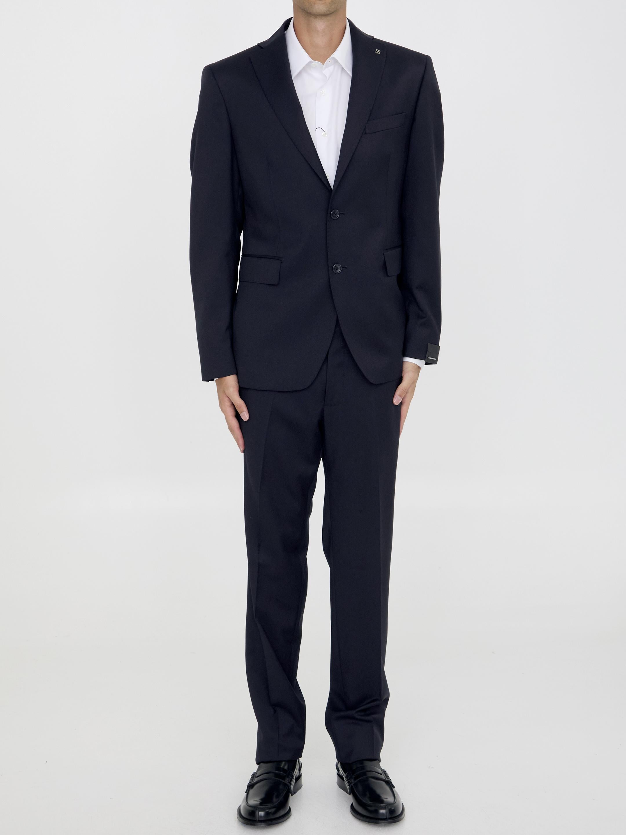 Two-piece suit in virgin wool