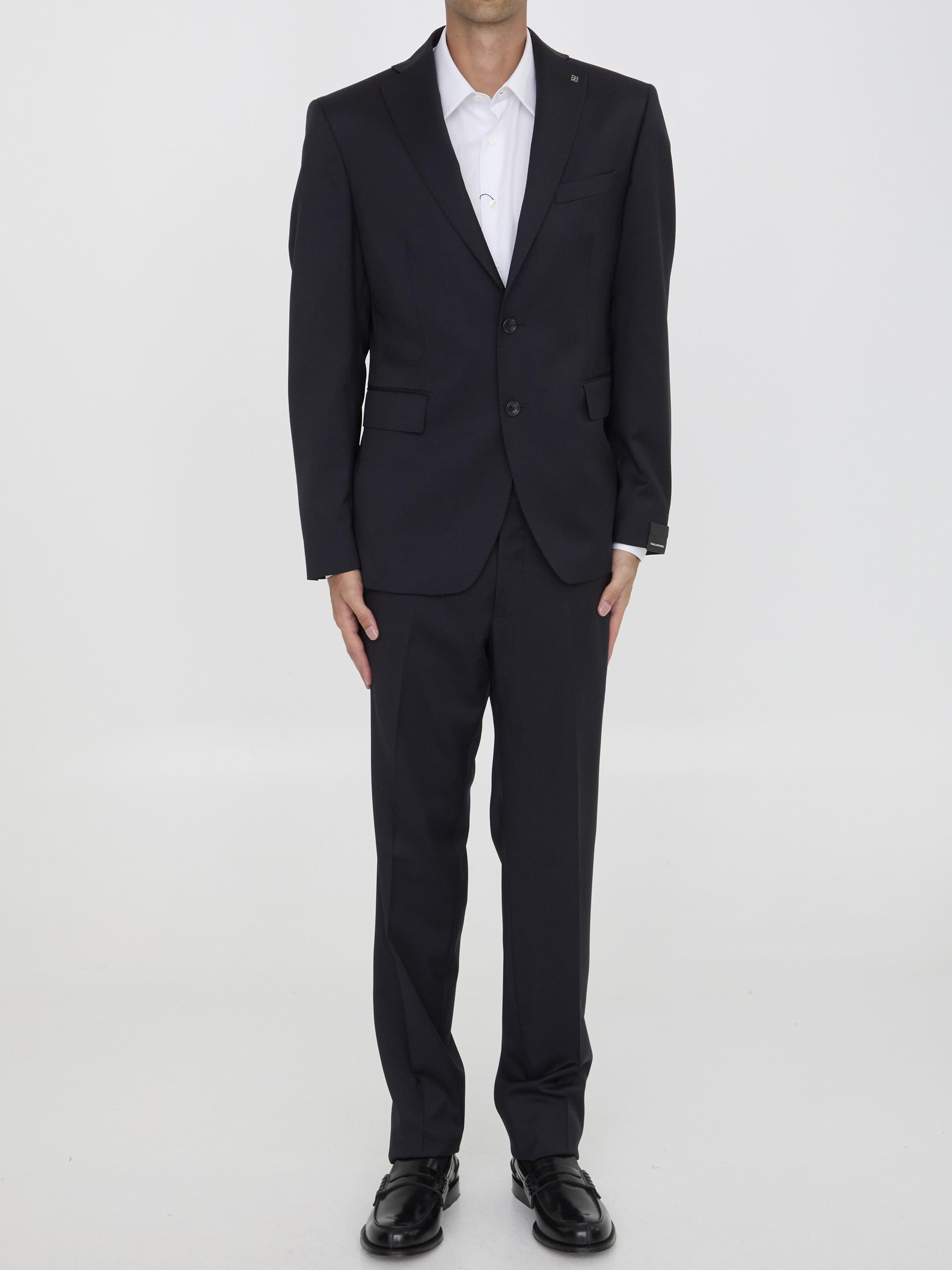Two-piece suit in virgin wool