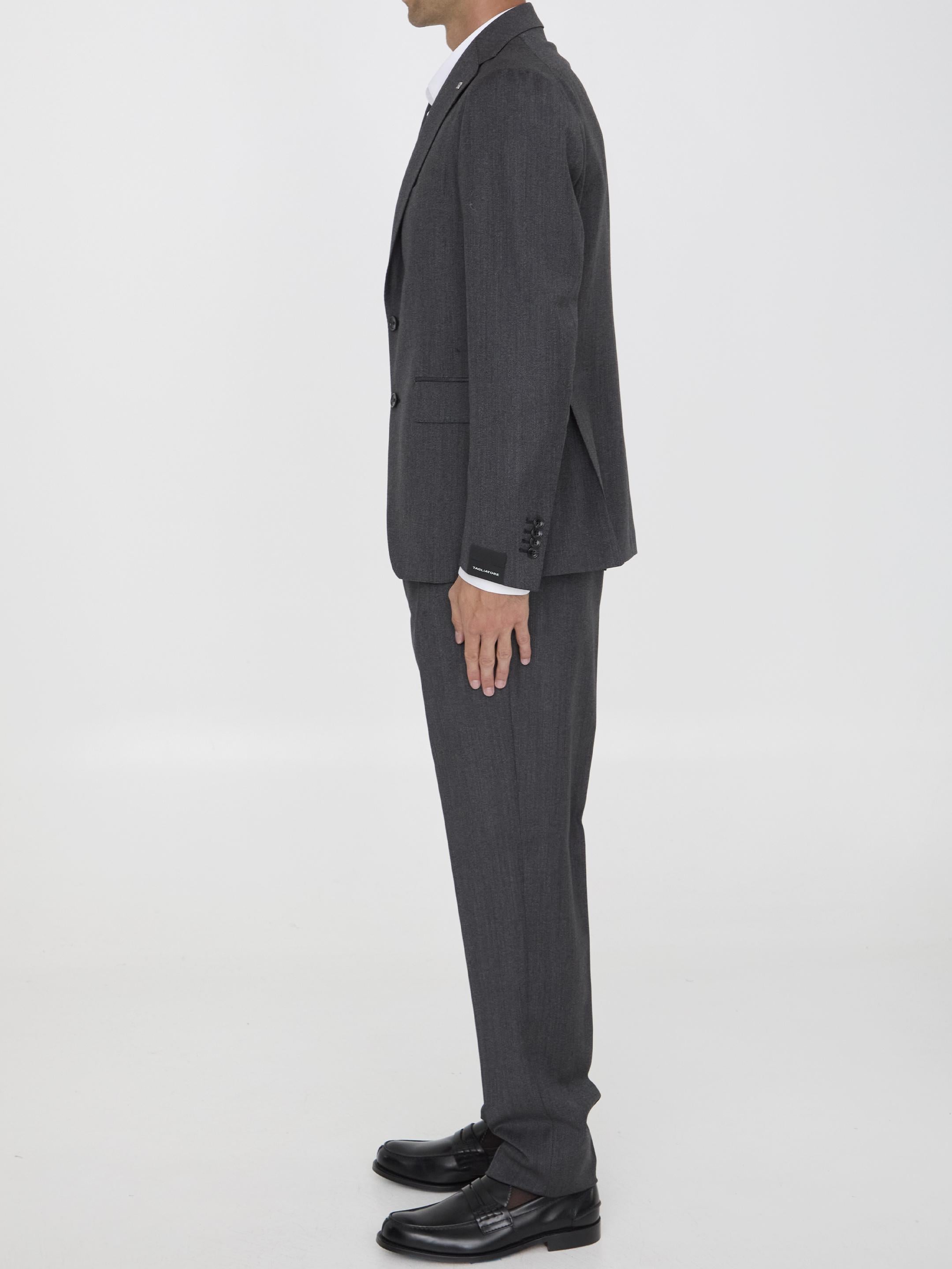 Two-piece suit in virgin wool